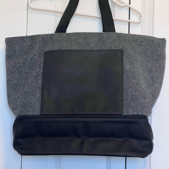 Travel tote with shoe compartment. Zip top - Picture 1 of 5